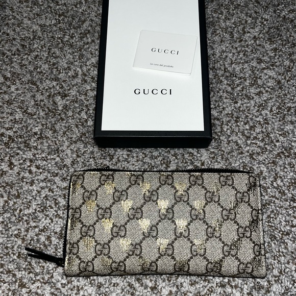 Last Call ‼️Gucci GG supreme Bee wallet 🐝 - Picture 2 of 7